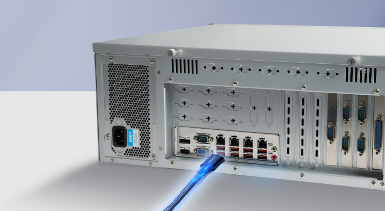 該設(shè)備板載7個(gè)PCIe插槽——1個(gè)PCIe*16（Gen15）或2個(gè)PCIe*8（Gen5），1個(gè)PCIe*1，4個(gè)PCI*4。